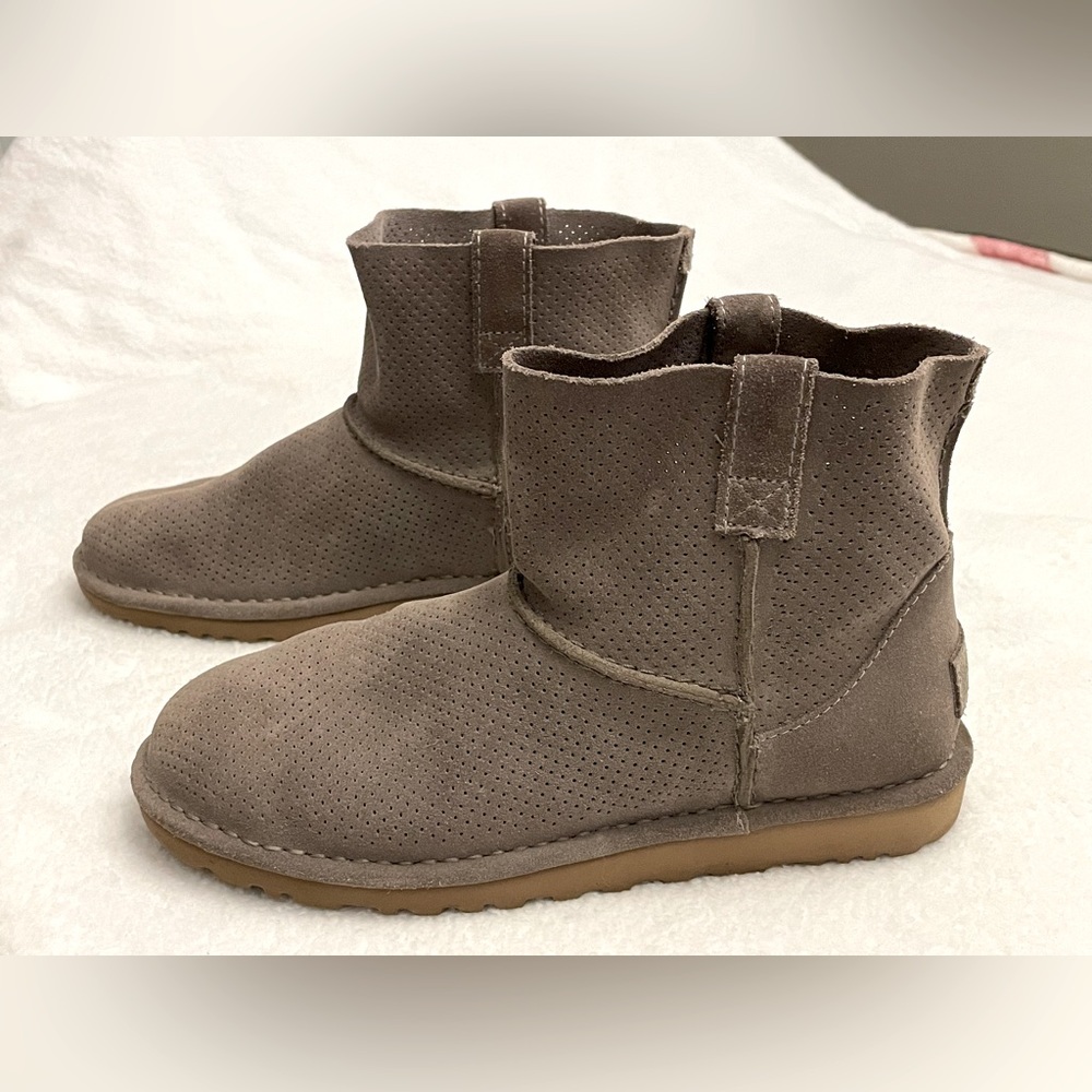 Women's Cream/Tan Classic Unlined Mini Perf Boot, 7